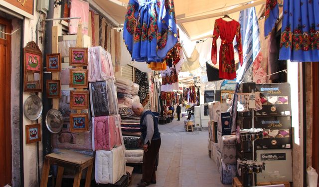 Mardin çarşı esnafı dükkânların önünde yakılan ateşten muzdarip