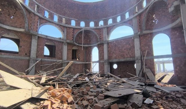 Mardin’de çöken cami inşaat iskelesinde 2 işçi ağır yaralandı 