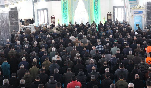 Ramazan ayında camiler Cuma namazı vakitlerindeki cemaat yoğunluğuna ulaşıyor