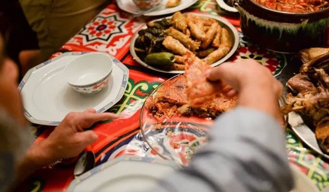 Ramazan’da iftarda hızlı yemek kilo aldırıyor!