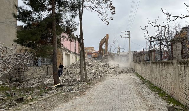 Siirt'te metruk binaların yıkımı gerçekleştirildi