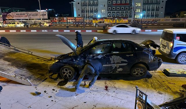 Sürücünün direksiyon hakimiyetini kaybettiği otomobil kaldırıma çarptı: 1 ölü