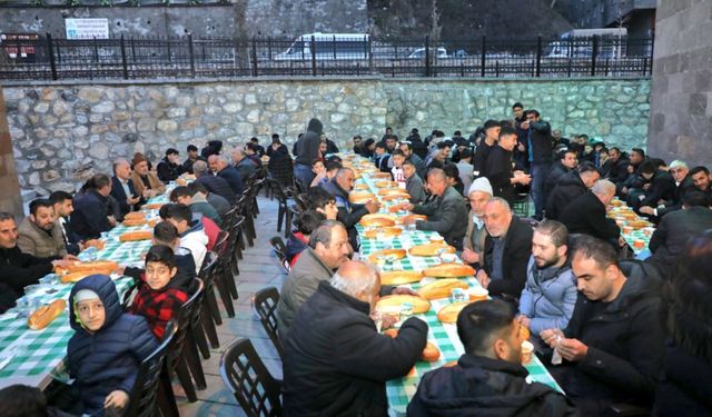 Tarihi Bitlis Ulu Camii’nde geleneksel iftar programı düzenlendi