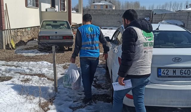 Umut Kervanı'ndan Erciş'te ihtiyaç sahiplerine nakdi ve gıda yardımı