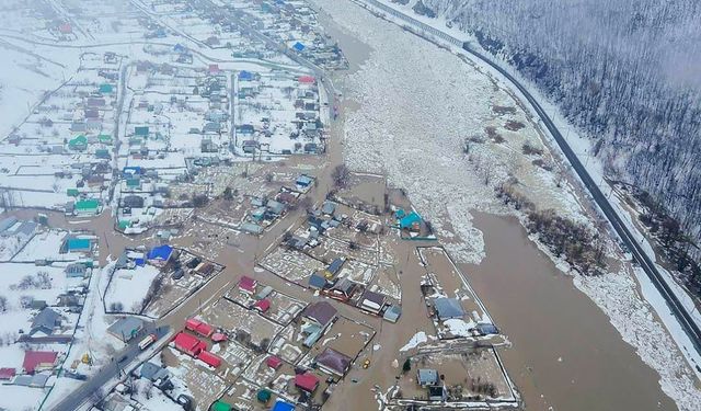 Ural Dağları'ndaki buzlar eridi: Sel nedeniyle yüzlerce kişi tahliye edildi