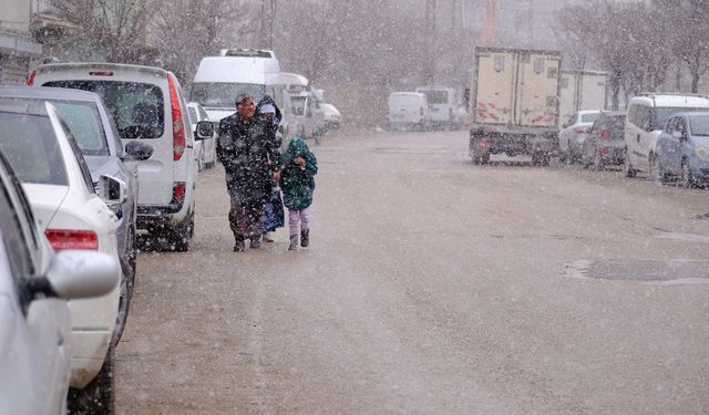 Van'da bahar havası yerini kar yağışına bıraktı