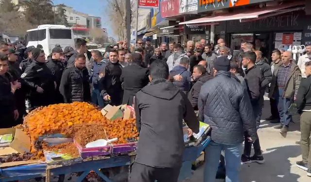 Van’da seyyar satıcılarla zabıta arasında arbede çıktı!