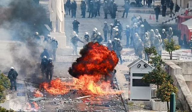 Yunanistan'da sokaklar savaş alanına döndü 