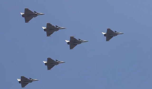 Hindistan ile Fransa arasında savaş uçağı anlaşması