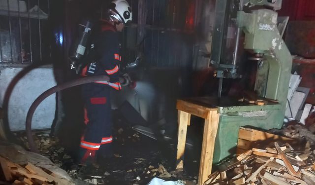İş yeri yangınında maddi hasar oluştu