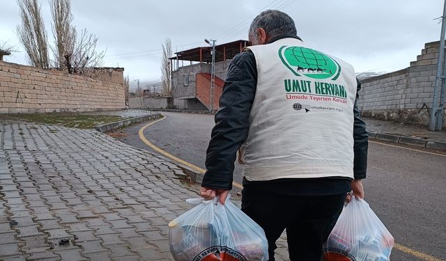 Umut Kervanı Doğubayazıt'ta ihtiyaç sahibi ailelere yardım eli uzattı  