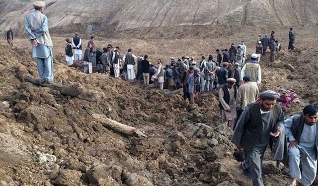 Afganistan heyelan: 20 ev yıkıldı