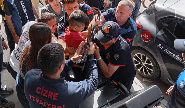 Ağaçtan düşen çocuk demir korkulukların üzerine düşerek yaralandı