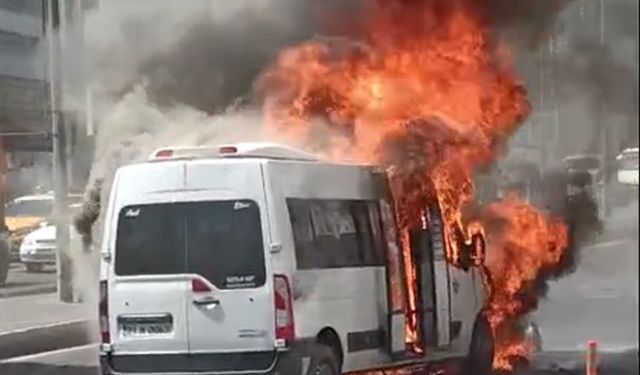 Alev alan şehir içi yolcu aracı paniğe neden oldu