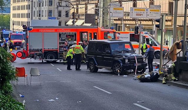 Almanya'da bir araç kalabalığın arasına daldı: 3 yaralı