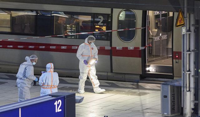Almanya’da tren istasyonunda bıçaklı saldırı: 12 yaralı
