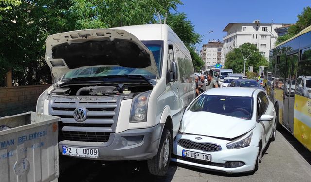 Batman'da kaza zinciri: Otomobil servis minibüsüne çarptı, otobüs refüje çıktı