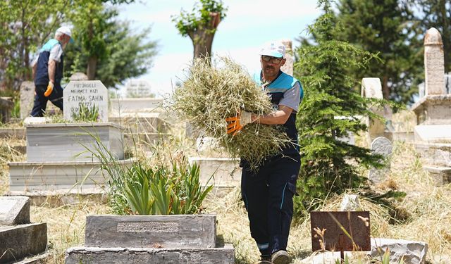 Battalgazi Belediyesi'nden mezarlıklarda bahar ve bayram temizliği
