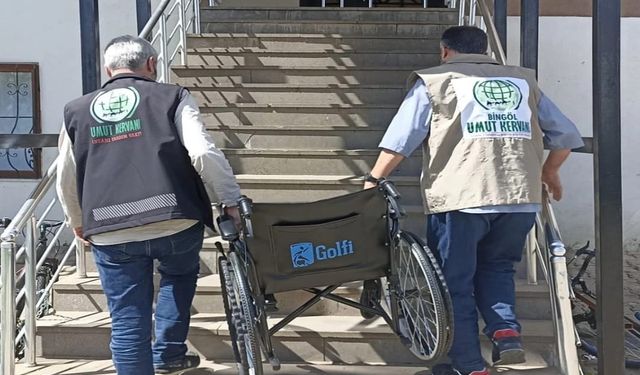 Bingöl Umut Kervanı Derneği’nden engelli bireylere tekerlekli sandalye desteği