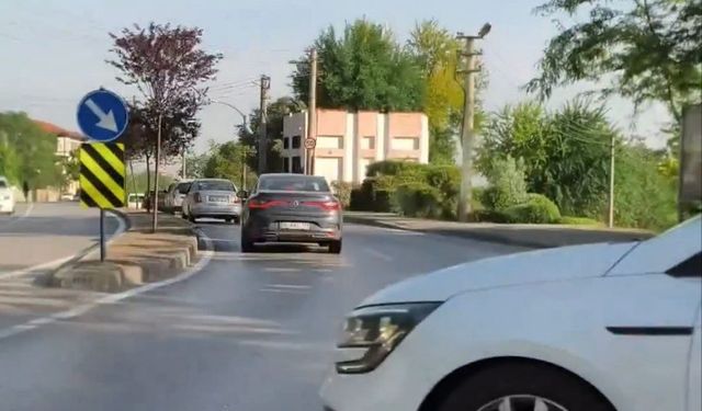 Bisiklet ile otomobil çarpıştı: Kaza anı kameraya yansıdı