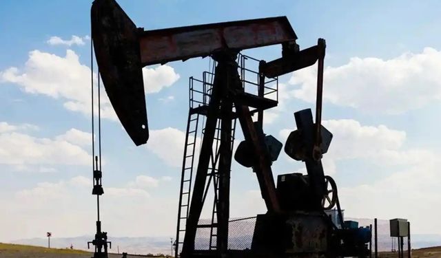Brent petrol 65 dolarda: Piyasalarda arz baskısı sürüyor