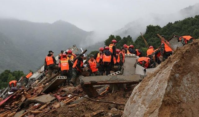 Çin'de şiddetli yağışlar heyelana yol açtı: 7 ölü, 21 kayıp