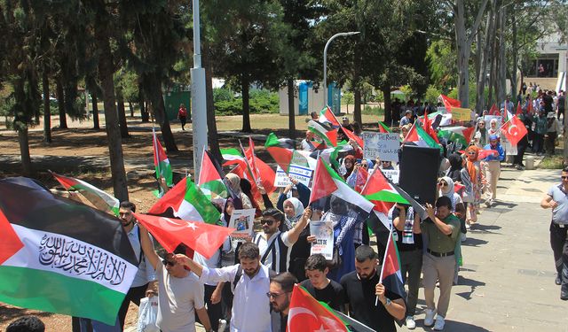 Çukurova Üniversitesi öğrencileri, Gazze ile dayanışma yürüyüşü düzenledi