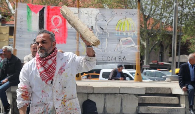 Dr. Kemal Sağlam Ankara'da Gazze için tek kişilik eylem düzenledi