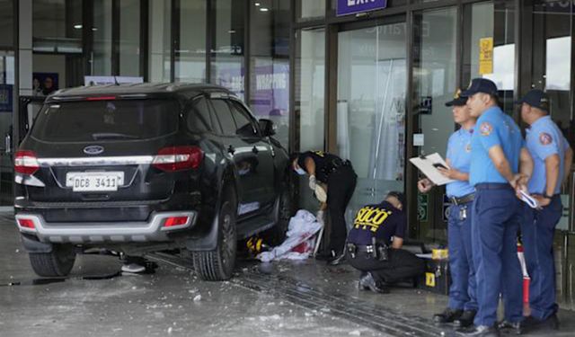 Filipinler'de bir sürücü aracıyla kalabalığın arasına daldı: 2 ölü