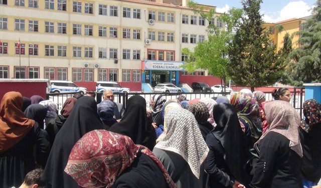 Gaziantep'te Kur'an-ı Kerim sahifelerini tosta saran kantinci büyük tepki çekti
