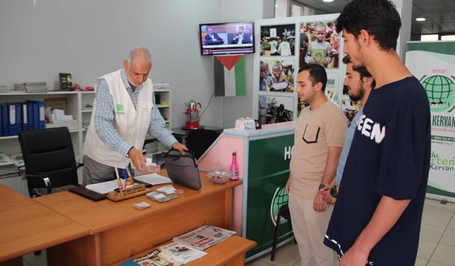 Gazze için düzenlenen kermesin gelirleri Umut Kervanı yetkililerine teslim edildi 