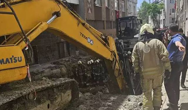 İstanbul'da kanalizasyon çalışmasında yol çöktü: Bir işçi göçük altında kaldı