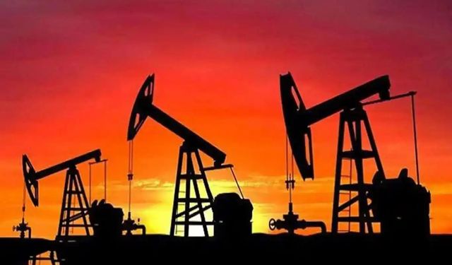 Küresel arz artışı ve belirsizlikler petrol fiyatlarını baskılıyor