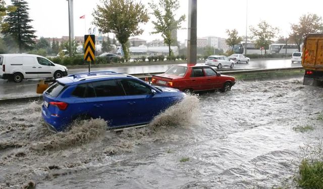 Meteoroloji'den kuvvetli yağış, fırtına ve toz taşınımı uyarısı