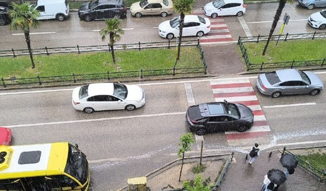 Meteorolojinin uyardığı Bursa'da sağanak yağış etkili oluyor