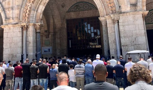 On binlerce kişi Mescid-i Aksa'da cuma namazını kıldı