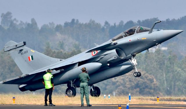 Pakistan, Hindistan'a ait 5 savaş uçağı ve 1 İHA'yı düşürdüğünü açıkladı