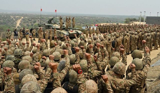 Pakistan ordusundan gerçek mühimmatla tatbikat 