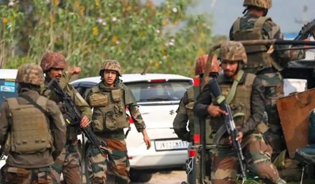 Pakistan'da bombalı araç saldırısı: 4 kişi hayatını kaybetti