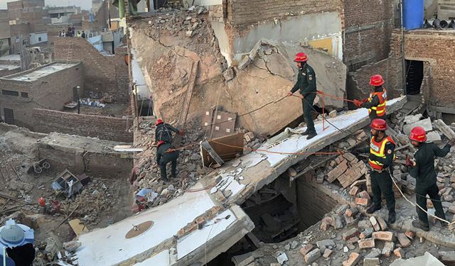 Pakistan'da şiddetli fırtına etkili oldu: 10 ölü, 45 yaralı