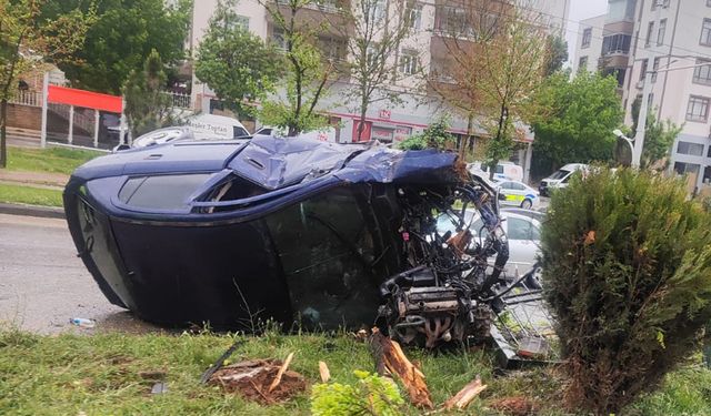 Refüje çarpan otomobil hurdaya döndü: 2 yaralı