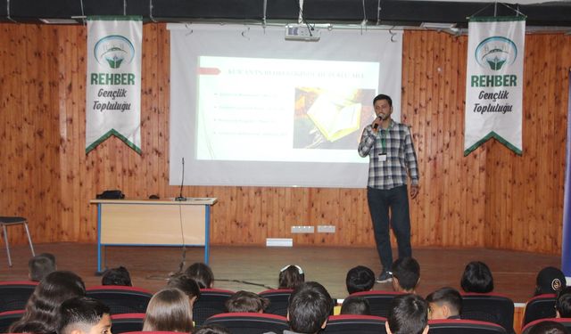 Rehber Gençlik Topluluğu "Dijital Çağda Aile Olmak" konulu konferanslarına devam ediyor