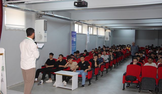 Rehber Gençlik Topluluğu öğrencilere aile mefhumunu aşılıyor