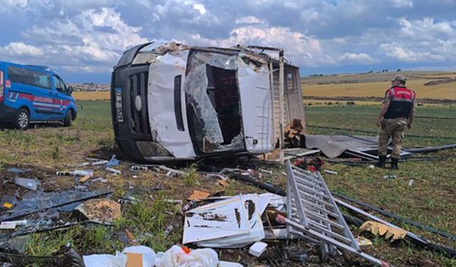 Şanlıurfa'da kamyonet devrildi: 3 yaralı