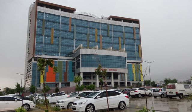 Şiddetli sağanak nedeniyle hastanenin tavanı çöktü