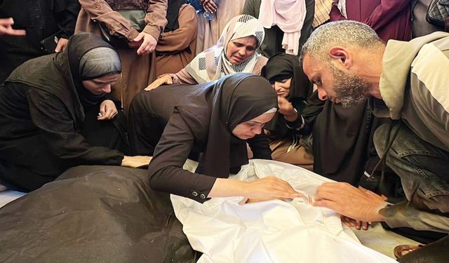 Siyonist rejim Gazze'de bir aileyi yok etti: 7 şehit