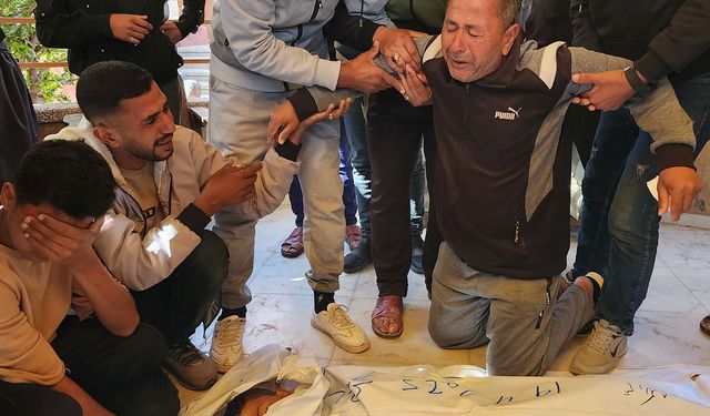 Siyonist rejim Gazze'de iki evi vurdu: 9 şehit, çok sayıda yaralı