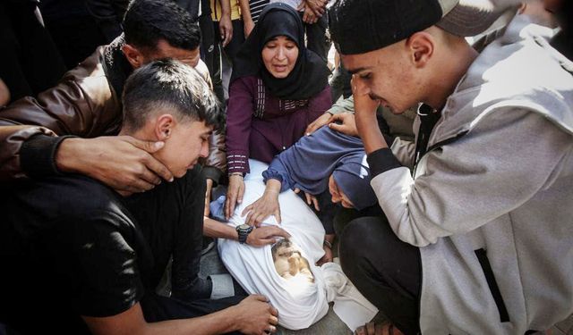 Siyonist rejim Gazze'de yine bir aileyi yok etti: Biri bebek 4 şehit