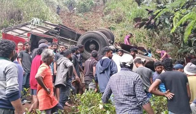 Sri Lanka'da yolcu otobüsü uçurumdan yuvarlandı: 21 ölü 14 yaralı