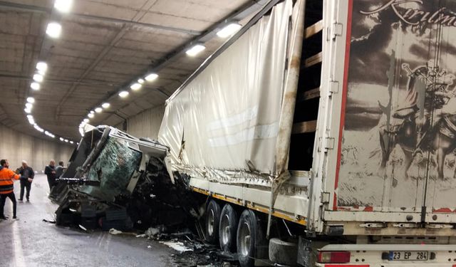 Tünelde kaza yapan tır ikiye bölündü: 1 yaralı